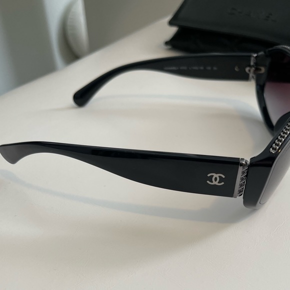 Chanel shield sunglasses with silver chain link - Picture 7 of 12